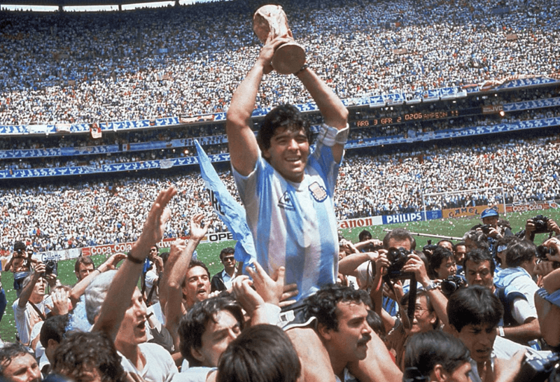"Cậu bé vàng" Diego Maradona với chiếc cúp vàng World Cup 1986 mang tính biểu tượng.