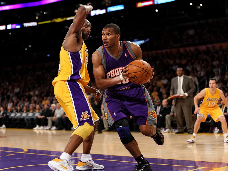 Shooting guard hiện đại vừa tạo điểm, kéo giãn hàng phòng ngự vừa hỗ trợ tổ chức các tình huống tấn công.
