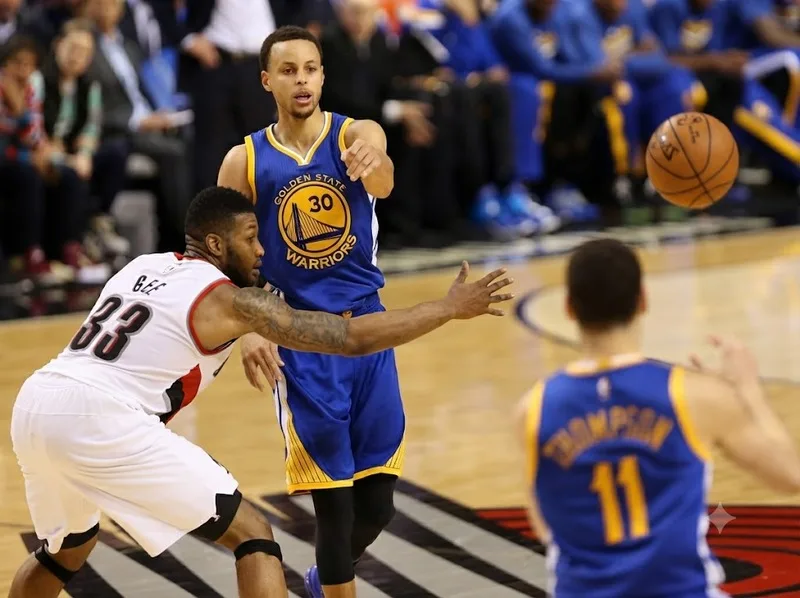 Di chuyển không bóng và tận dụng màn chắn giúp shooting guard tạo khoảng trống trước khi thực hiện cú ném hoặc đột phá.