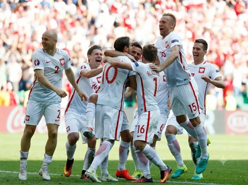 EURO 2016 là giải đấu đáng nhớ khi đội tuyển bóng đá quốc gia Ba Lan lần đầu tiến vào tứ kết với lối chơi chắc chắn.