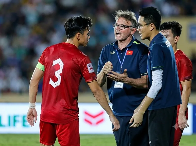 Philippe Troussier với định hướng phát triển cầu thủ trẻ và lối chơi kiểm soát bóng