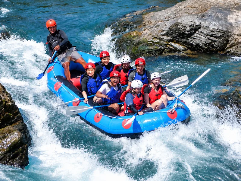 Trải nghiệm rafting trên bè hơi giữa dòng nước xiết và những ghềnh đá tự nhiên.