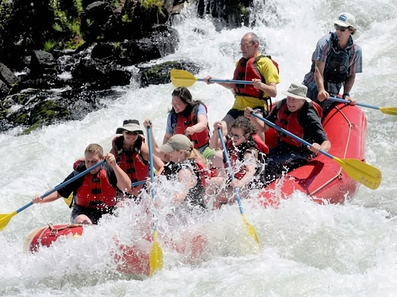 Rafting giúp rèn sức bền, khả năng giữ thăng bằng và tinh thần phối hợp đồng đội.