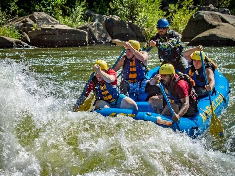 Tuân thủ hướng dẫn và sử dụng đầy đủ đồ bảo hộ giúp tăng an toàn khi rafting.
